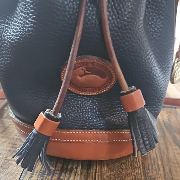 Vintage Dooney & Bourke Black and Brown Pebbled Leather Bucket Bag Crossbody Bag - Picture 5 of 11